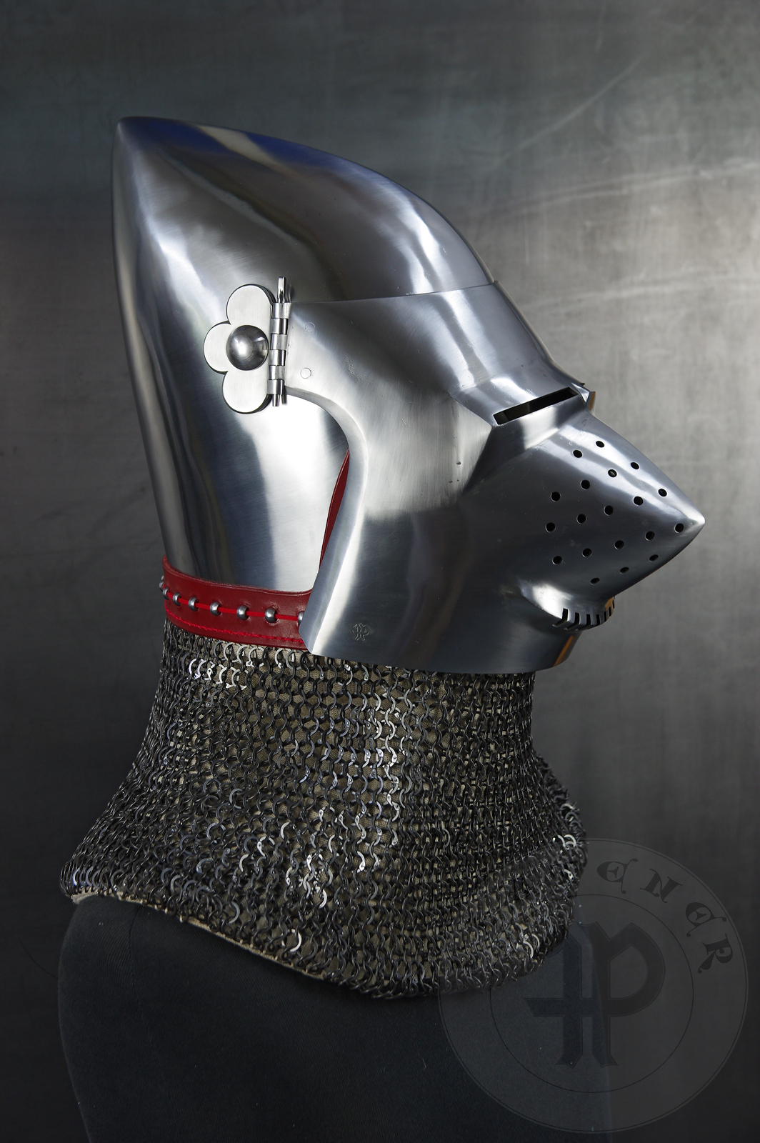 Przybica starszego typu z zason typu psi pysk wzorowana na przedstawieniu zbrojnego z otarza z Thouzon, 1410 rok, obecnie w muzeum w Luwrze. Hem wykonany z wysokiej jakoci stali niskowglowej oraz ulepszony cieplnie do 36-38 HRC./Visored bascinet based the depitc of men-at-arms from Thouzon altarpiecie (circa 1410) in Louvre Museum. Made of high quality mild steel and quenched to 36-38 HRC.